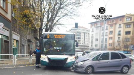 Colisión del turismo con la villavesa, que se saldó con el conductor del primero herido leve.