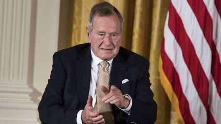 El expresidente George H.W. Bush evoluciona de forma "positiva"