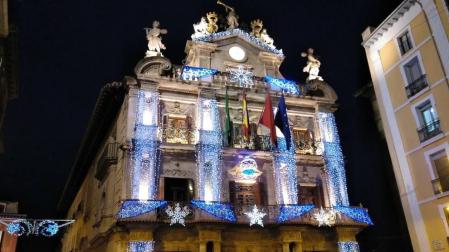 Pamplona enciende la iluminación navideña con nuevos elementos decorativos