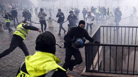 Los enfrentamientos con los antidisturbios volvieron a marcar la manifestación de los 'chalecos amarillos' en los Campos Elíseos, ya que 1.500 alborotadores -según las autoridades- perturban los accesos a la avenida, donde las autoridades responden con gases lacrimógenos y cañones de agua.