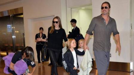 Brad Pitt y Angelina Jolie, con sus hijos.