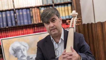 Evaristo Bretos con una de sus violas da gamba en proceso de creación.