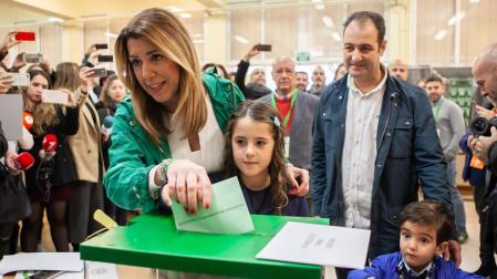 Dos apoderados de Vox increpan a Susana Díaz momentos antes de votar