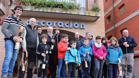 Criadores participantes en el certamen con las autoridades en la entrega de premios en la plaza de Santiago de Estella.