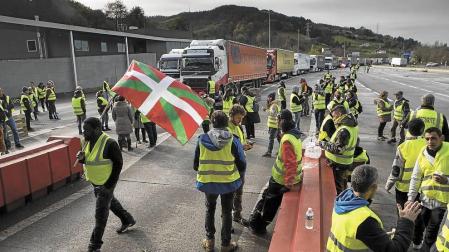 Las protestas en Francia colapsan la frontera