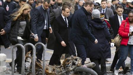 Macron se dejó ver a primera hora en la zona más afectada por los tumultos del sábado -el Arco del Triunfo y sus avenidas- para comprobar los daños provocados por las protestas.