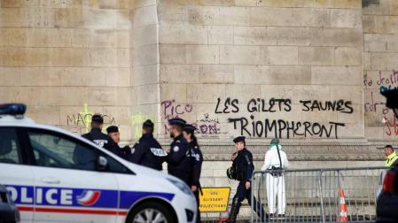 Los 'chalecos amarillos' continúan con los disturbios en la capital francesa