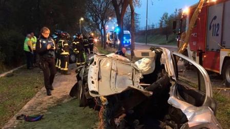 Muere un joven tras chocar su coche contra un árbol en Madrid