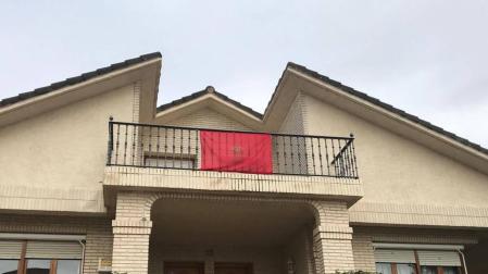Fotos enviadas por los lectores de la bandera de Navarra colocada en sus casas y balcones.