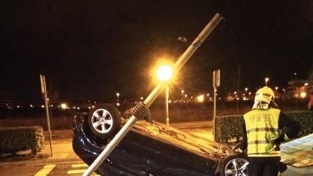El vehículo accidentado en la Avenida Roma de Ripagaina tras sufrir el accidente