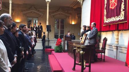 Saray recibe la Medalla de Oro de Navarra como una "quimioterapia dulce y vigorizante"