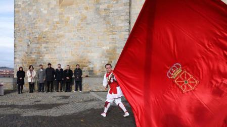 Instituciones forales homenajean al Reino de Navarra con una ofrenda floral