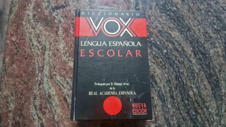 Un diccionario de la editorial Vox.