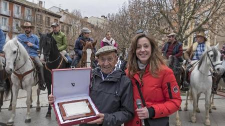 La edil Marta Astiz entrega la plaza a  Rufino Ojer Osés, amigo de la familia Macua.