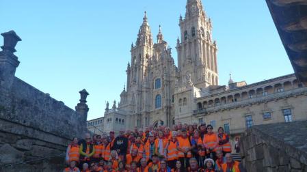 El grupo de jubilados de la Asociación San Sebastián de Tafalla posa en las escaleras de acceso a la plaza del Obradoiro en Santiago.