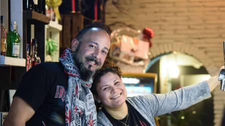 Ignacio Etayo y Leya Barros en el bar restaurante América 5 de San Adrián, propiedad de esta cocinera y repostera brasileña.