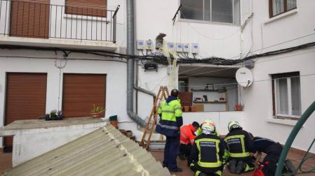 Sufre una descarga y se cae de una escalera en Pamplona