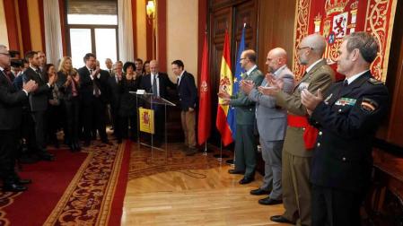 El delegado del Gobierno en Navarra, José Luis Arasti (el tercero por la derecha), entre otros, durante el acto de conmemoración este miércoles en Pamplona del 40 aniversario de la proclamación de la Constitución