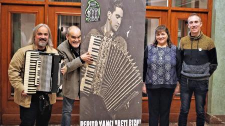 El espectáculo 'Beti bizi' recuerda a Benito Yanci, el genio del acordeón