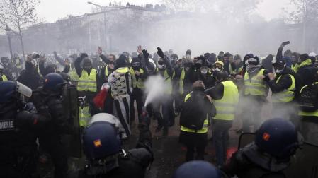 Los enfrentamientos con los antidisturbios volvieron a marcar la manifestación de los 'chalecos amarillos' en los Campos Elíseos, ya que 1.500 alborotadores -según las autoridades- perturban los accesos a la avenida, donde las autoridades responden con gases lacrimógenos y cañones de agua.