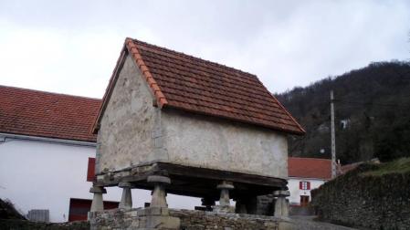 Muere una mujer al caerle un hórreo cuando tendía la ropa en Asturias