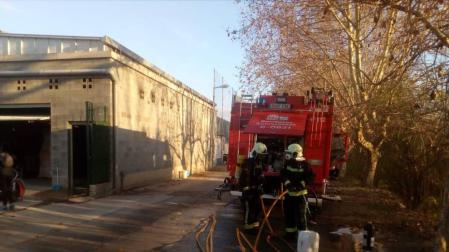 Los Bomberos extinguen el incendio en las piscinas de Andosilla.