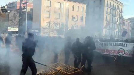 Un detenido durante protestas por acto por la Constitución en Girona