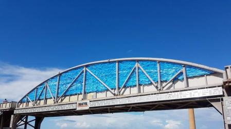 El puente del Front de Mer de Orán, de unos 25 metros de largo, cubierto con las bolsas de plástico del proyecto de Alicia Otaegui.