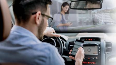 El Gobierno de Navarra lanza una campaña contra el uso del móvil al volante