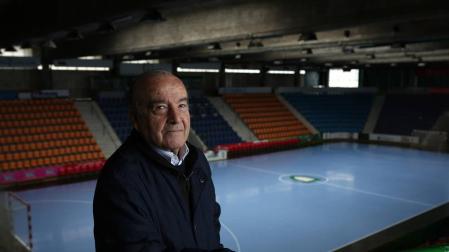 Juan Luis Irurre en el pabellón del Anaitasuna, inaugurado en 1971.
