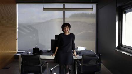 Ana Goyen Pérez, directora de la Unidad de Negocio Eólico de Ingeteam Power Technology en uno de los despachos de la empresa en Sarriguren.