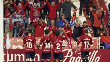 EL SUSTO DE INDAR GORRI EN EL VIAJE A ALBACETE. Osasuna estuvo arropado este sábado por más de un centenar de seguidores. La afición se dejó notar desde antes del encuentro en los aledaños del estadio. Los seguidores vibraron con los goles de Torres y de Villar. No obstante, tuvieron que esperar para entrar. El club anunció entre semana que las localidades se podían adquirir desde dos horas antes en el propio campo. El numeroso público manchego que acudió a por su entrada formó grandes esperas. Pero algunos no pudieron llegar a Albacete. El autobús en el que viajaba el grupo Indar Gorri sufrió un leve accidente al salir de un área de servicio y los seguidores tuvieron que regresar.