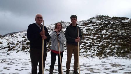 Desde la izda., los pastores roncaleses José Miguel Ezquer Barace, Marina Collado Horcajada y Fernando Pilart Medina, en las nevadas cumbres de Belagua.