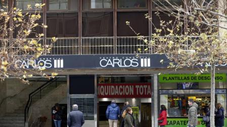 Entrada al centro comercial Carlos III en los números 13 y 15 de la avenida, que se derribará en febrero del próximo año.