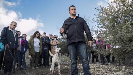 Txentxo Zugasti, responsable del Museo de la Trufa, durante la salida el viernes a las fincas próximas con el labrador Manuel.