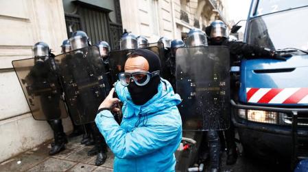 Primeras cargas y gases lacrimógenos en París contra los "chalecos amarillos"