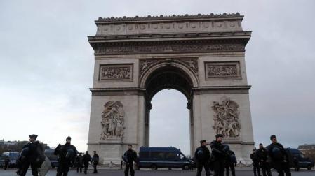 Agentes de la Policía francesa aguardan junto al Arco del Triunfo.
