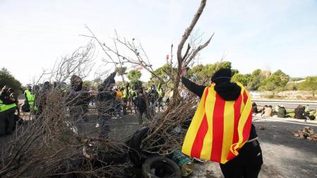 El corte de la AP-7 eleva la tensión entre camioneros y los CDR