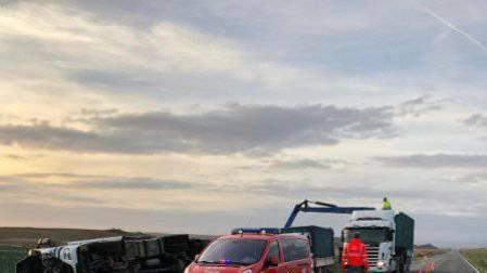 Vuelco de un camión en la NA-115, cerca de Peralta.