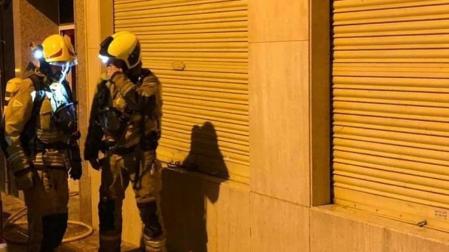 Dos bomberos, tras intervenir en un incendio en Alicante.