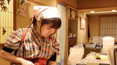 La japonesa Yoshiaki "Yuki" Chizui, gerente y vicepresidenta de Nadeshiko Sushi, prepara el pescado para el servicio de noche en el local del barrio de Akihabara, en Tokio (Japón).