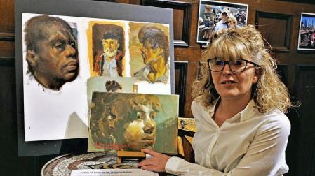 Diana Iniesta junto algunos de los retratos que presenta en la exposición Doce inviernos en Baztán.