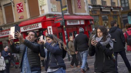 Las huellas de los turistas en Pamplona