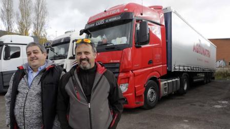 Luis Pedro Gómez, camionero, y Mitxel Gabás, frutero, ayer delante del camión cargado con ropa con el que hoy parten a Calais.