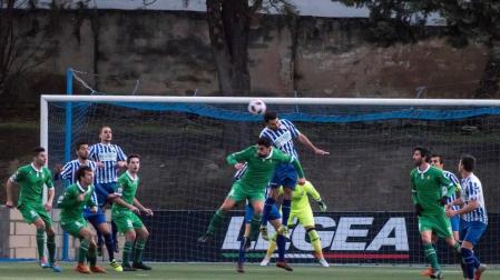 El Izarra remonta ante el Gernika para lograr su primera victoria en casa