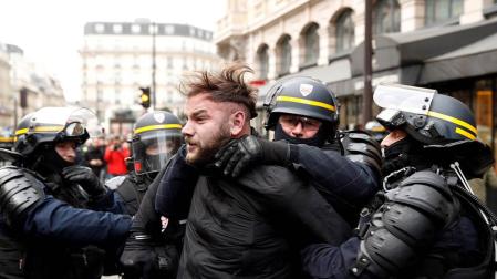 Uno de los arrestados tras las protestas de los 'chalecos amarillos' en Francia.