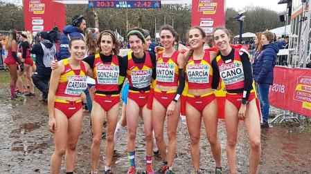 Maider Leoz (tercera por la izquierda) junto al resto de componentes del equipo español Sub'23 en el Europeo de Cross.