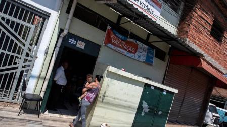 Una galería de arte contra la pobreza bajo un puente de Brasil