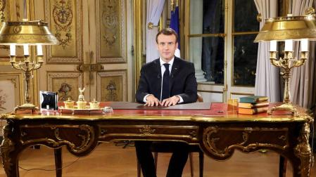 Macron subirá el salario mínimo y bajará impuestos para calmar las protestas