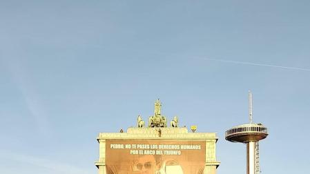 Greenpeace cuelga un 'meme' gigante de Pedro Sánchez en el arco de Moncloa